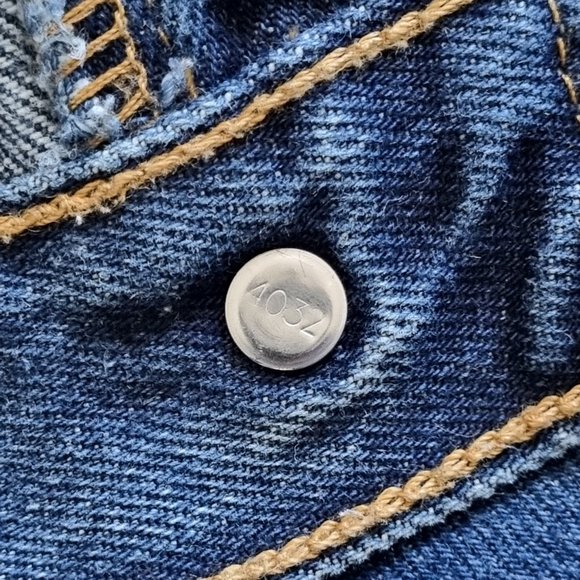 Levi's 501 Straight Fit Med Wash Fly Button Jeans - Picture 5 of 15